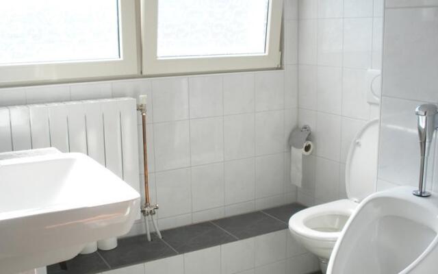 B&B Room at canal, Edam likes Amsterdam