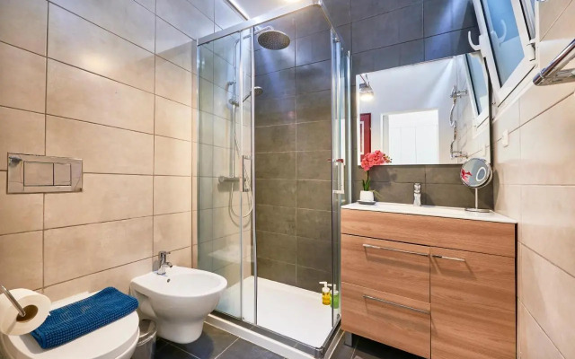 Renovated Charming Apartment, By TimeCooler