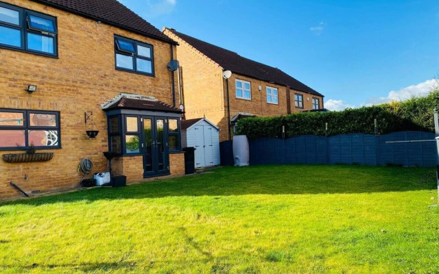 4-bed House With Private Garden in Barnsley!