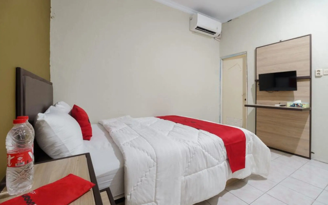 RedDoorz near Cikampek Mall Karawang – Guest Rooms – Karawang
