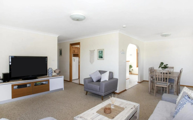 Wooroonga Crescent 9 Kioloa NSW 2539 – Guest Rooms – Kioloa