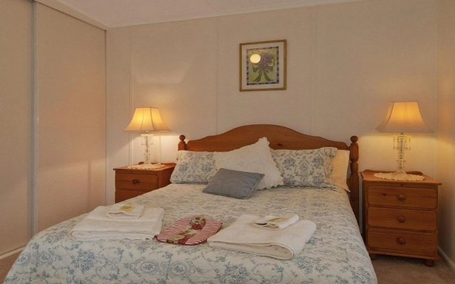 Hollyoak Cottage - delightful, ducks and doileys! – Guest Rooms – Bowral