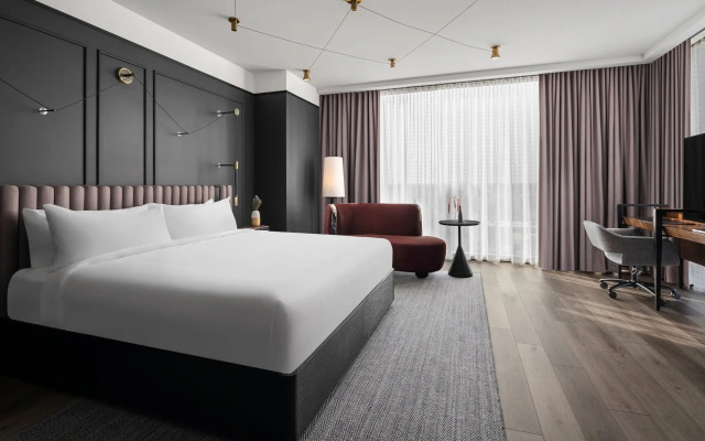 Renaissance Milwaukee West Hotel