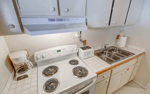 Hidden Valley #027 - Studio w/ Amenities - Walk to Village!