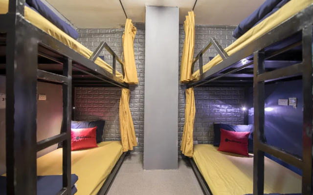 RedDoorz Hostel @ Signature Inn