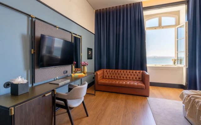 The Editory Riverside Hotel, an Historic Hotel