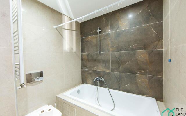 LUXUEUX APT AVEC JARDIN ET GARAGE PRIVéS @ MARSA