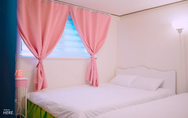 Kpopstarz Guesthouse - Women Only