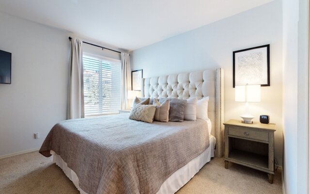 Silver Bear 21 Updated, Light and Bright, Walk to Canyon Lodge and Gondola by RedAwning