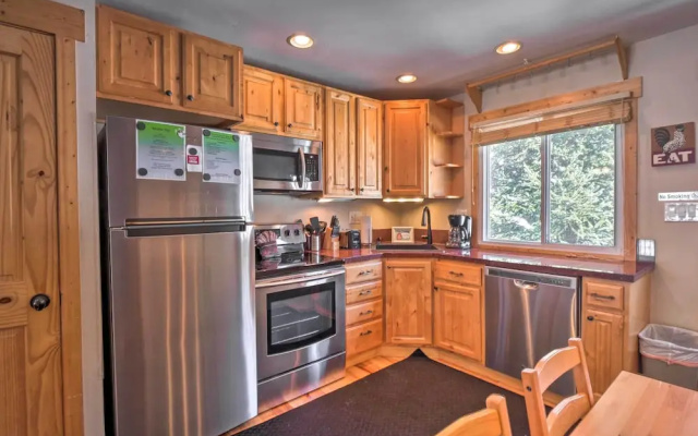 Blue River Condo w/ Views - 5 Mi to Breckenridge!