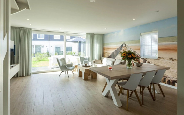 New and luxurious villa, a 5-minute walk from beach and dunes.