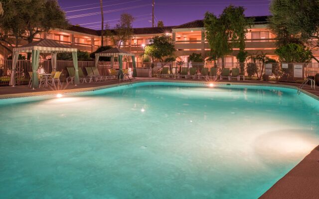 La Fuente Inn & Suites