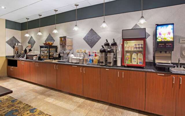 La Quinta Inn & Suites by Wyndham Stonington-Mystic Area