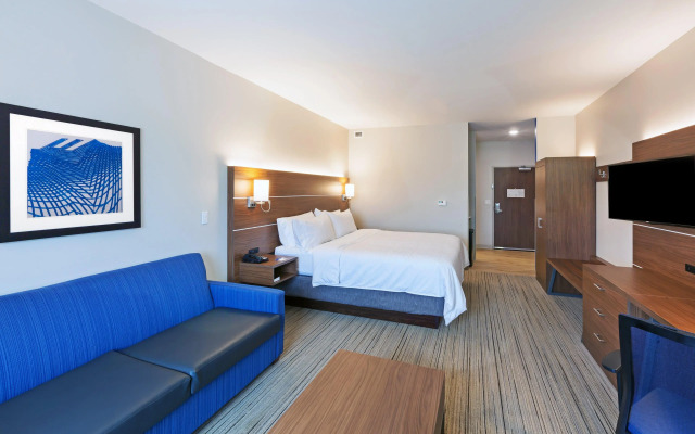 Holiday Inn Express & Suites Lenexa - Overland Park Area by IHG