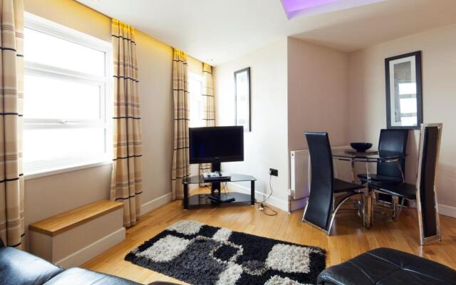 Queens Mansions: Lakeland Suite