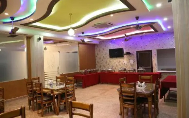 Hotel Dhanraj Palace