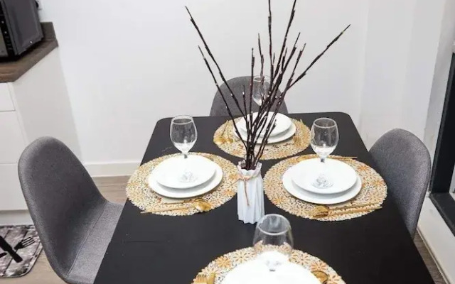 Apartment-sleeps4-streetparking-balcony-duplex