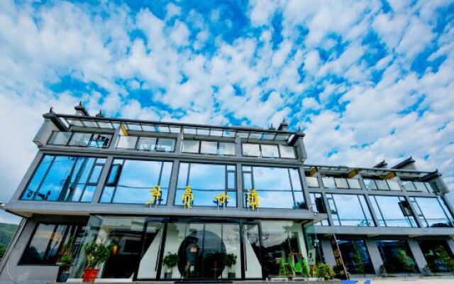 Yueliang Town Hotel