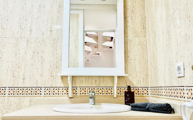 Spacious 2 BR Golden Apartment