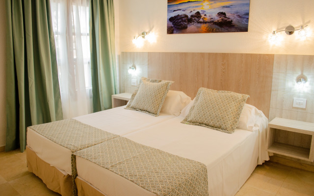 Klayman Olivina Aparthotel