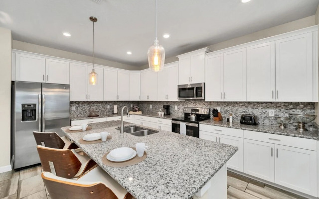 Gorgeous, Modern Home W/private Pool!