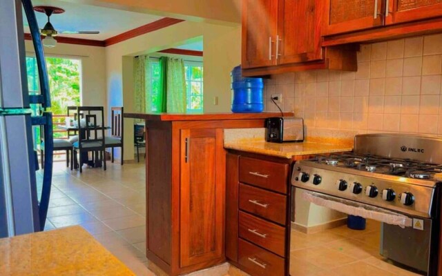 Lovely 2 Bedroom Condo With Pool And Hot Water