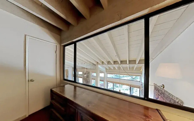 Slopeside Four Bedroom Homes at 1849 Condos - Free Wifi and Parking! by RedAwning