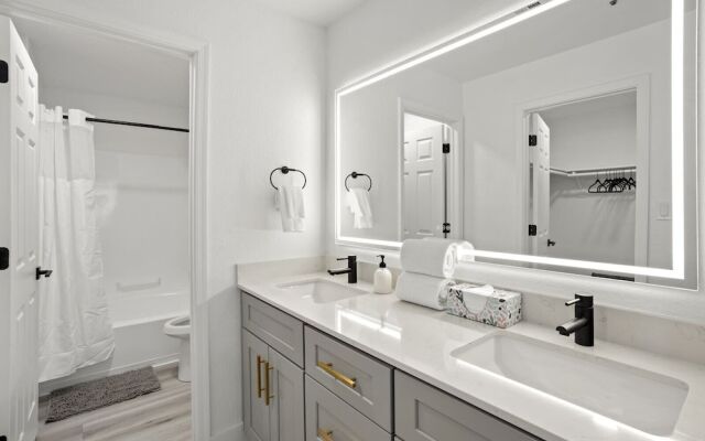 CozySuites TPC Scottsdale Parking & Pool