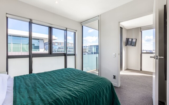 QV Lovely 1 Bedroom w Parking 1069