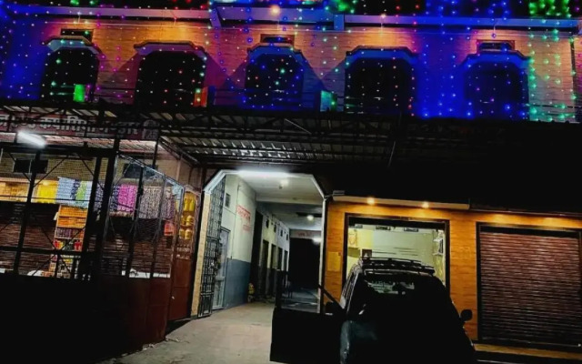 Oyo 702429 Charbhuja Gest House