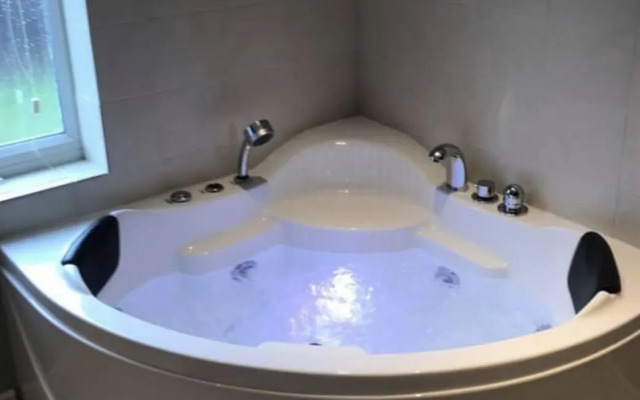 Pet-friendly - 2 Bedrooms Bungalow hot tub Parking