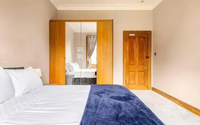 Stunning 5 Bedroom Large Apartment With Parking