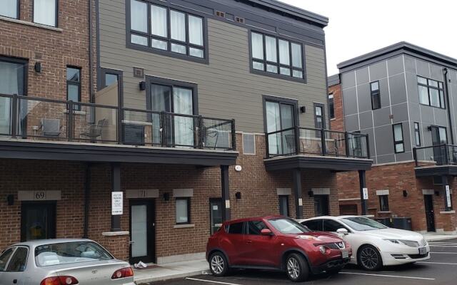 Chic Town House at Lake Ontario