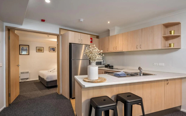 Lhotsky 1 Bedroom apartment with secluded outlook and onsite parking