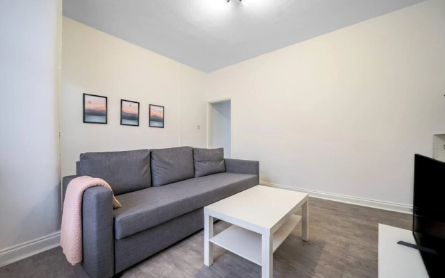 Modern Spacious 2 Bedroom House in Leigh