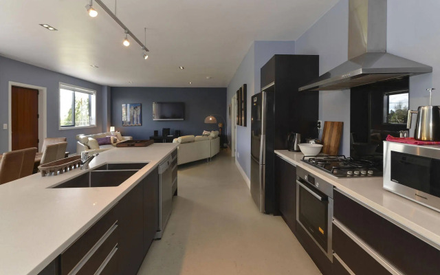 Lakefront Holiday Home