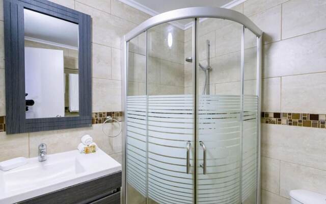 2BR 1BA Ground Level in the Heart of Aruba Pool