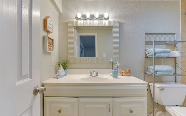 Walk to Beach: Cozy Unit in Galveston!