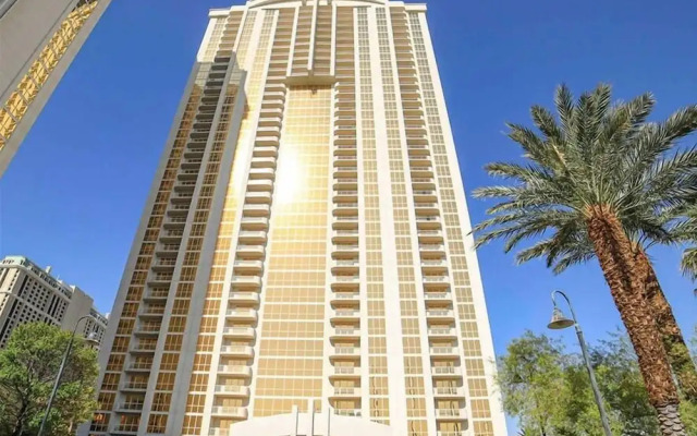 Premium Suite w/balcony at The Signature