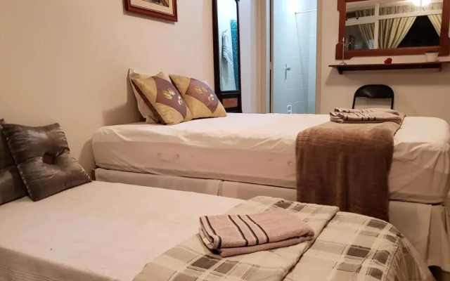 Descanse na rede da varanda sob as árvores.