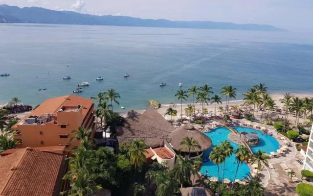 Luxury Condo just steps away from the Beach!