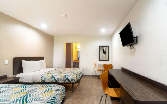 Motel 6 Livingston, TX