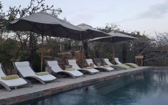 Rhino Ridge Safari Lodge