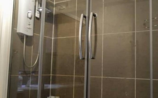 1 Bedroom Penthouse Apartment Near Murrayfield Sleeps 4