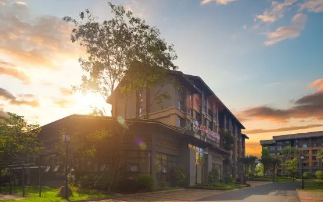 Nanxing holiday hotel (Mount Emei tourist center, Emeishan high-speed railway station)