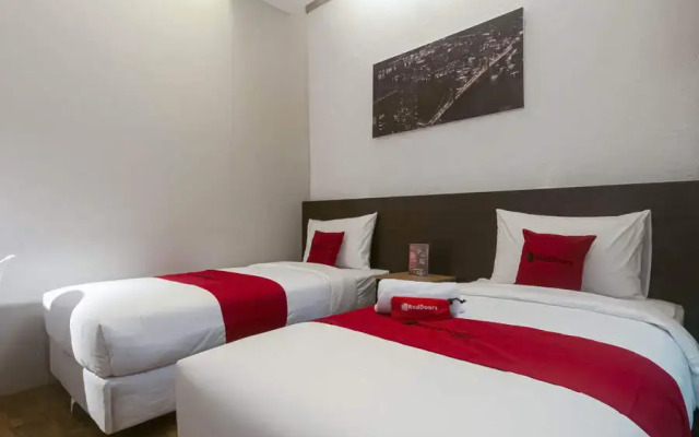 Urbanview Caverna Gandaria by RedDoorz