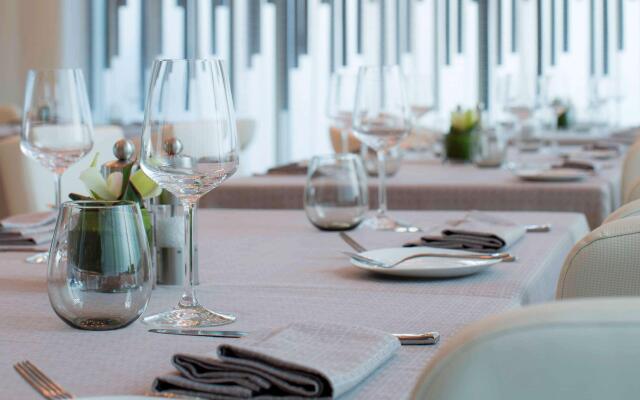 Pullman Dubai Jumeirah Lakes Towers - Hotel & Residence