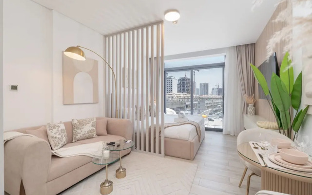 Stylish Studio Sleeps 2 With Balcony