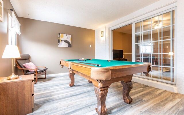 Charming 3BR House Cozysuites Pool Table