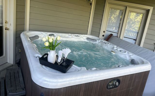 Tree Tops by HoneyBear Cabins